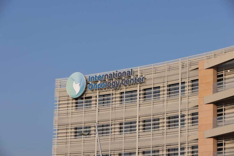 Building-top illuminated letters, International Oncology Center