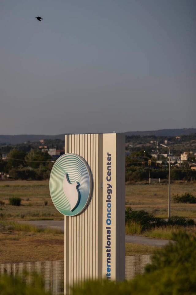 Roadside pylon, International Oncology Center