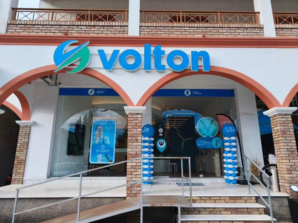 Store façade and window graphics, Volton