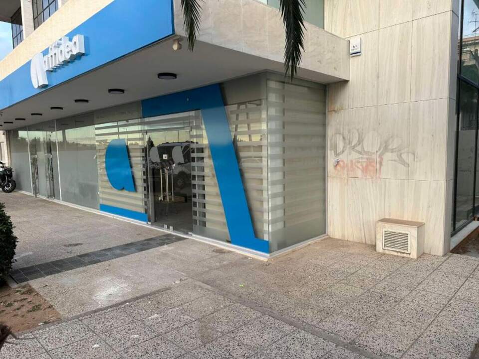 Corner storefront, Affidea