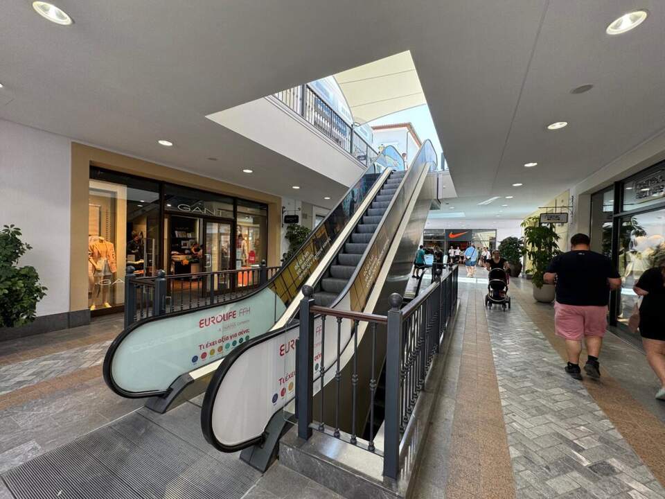Escalator wrap, Shopping mall