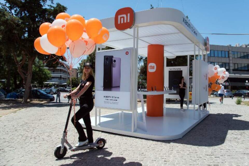 Roadshow kiosk on the road, Xiaomi